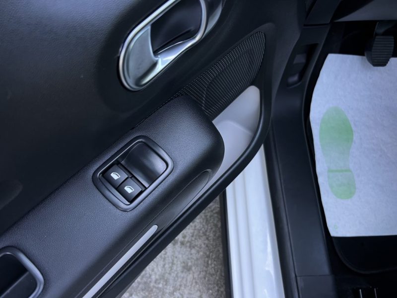 CITROEN C3 III PHASE 2 FINITION PLUS 1.2 110 Cv APPLE CARPLAY & ANDROID 11 200 Kms - GARANTIE 1 AN