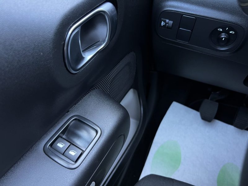 CITROEN C3 III PHASE 2 FINITION PLUS 1.2 110 Cv APPLE CARPLAY & ANDROID 11 200 Kms - GARANTIE 1 AN