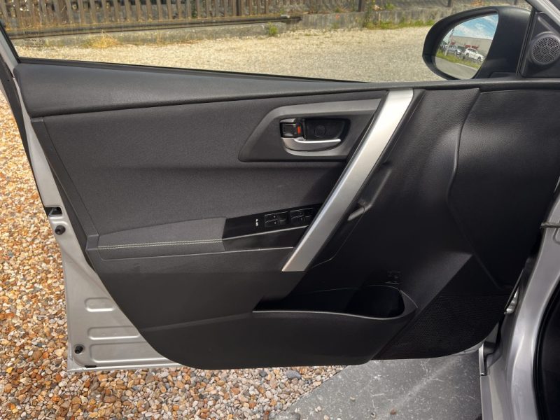 TOYOTA AURIS 136H Dynamic pack confort 08/2013