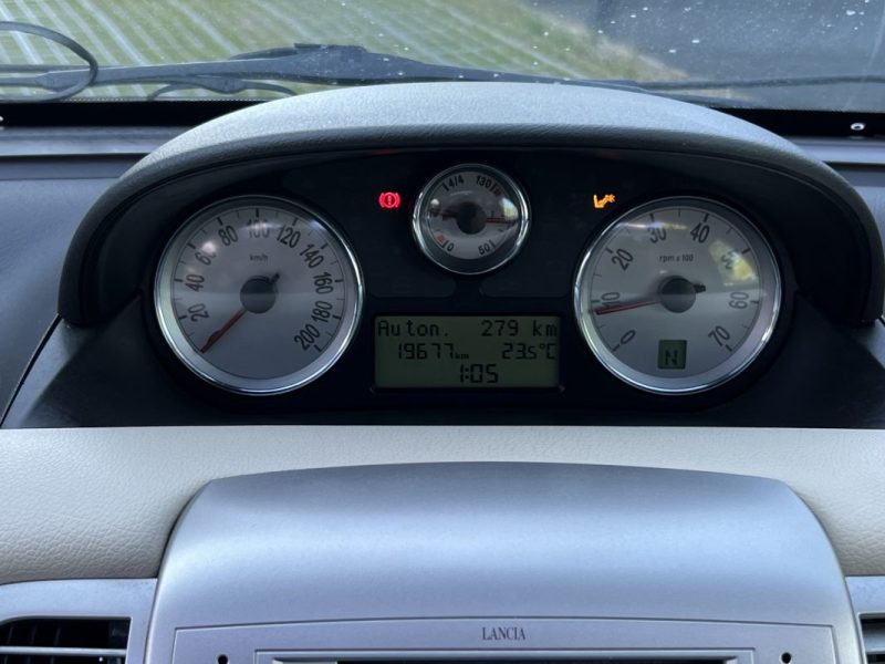 LANCIA YPSILON PHASE 2 1.4 i 95 PREMIERE MAIN / 19 200 Kms TOIT OUVRANT PANORAMIQUE - GARANTIE 1 AN