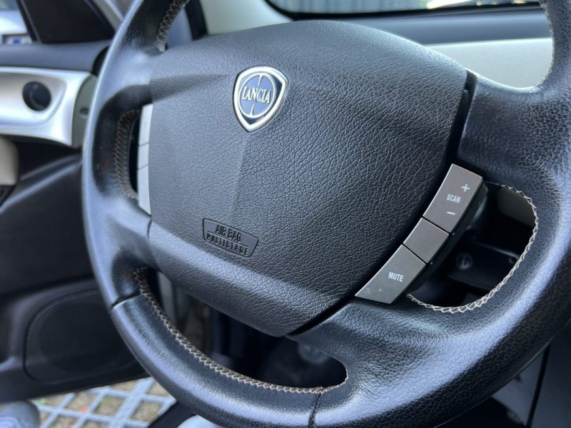 LANCIA YPSILON PHASE 2 1.4 i 95 PREMIERE MAIN / 19 200 Kms TOIT OUVRANT PANORAMIQUE - GARANTIE 1 AN