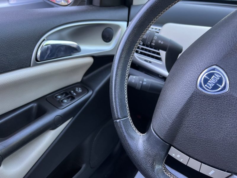 LANCIA YPSILON PHASE 2 1.4 i 95 PREMIERE MAIN / 19 200 Kms TOIT OUVRANT PANORAMIQUE - GARANTIE 1 AN