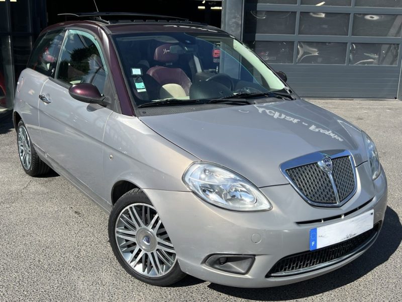 LANCIA YPSILON PHASE 2 1.4 i 95 PREMIERE MAIN / 19 200 Kms TOIT OUVRANT PANORAMIQUE - GARANTIE 1 AN