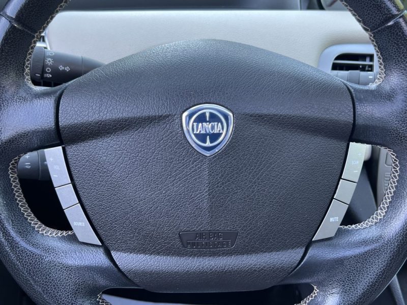 LANCIA YPSILON PHASE 2 1.4 i 95 PREMIERE MAIN / 19 200 Kms TOIT OUVRANT PANORAMIQUE - GARANTIE 1 AN