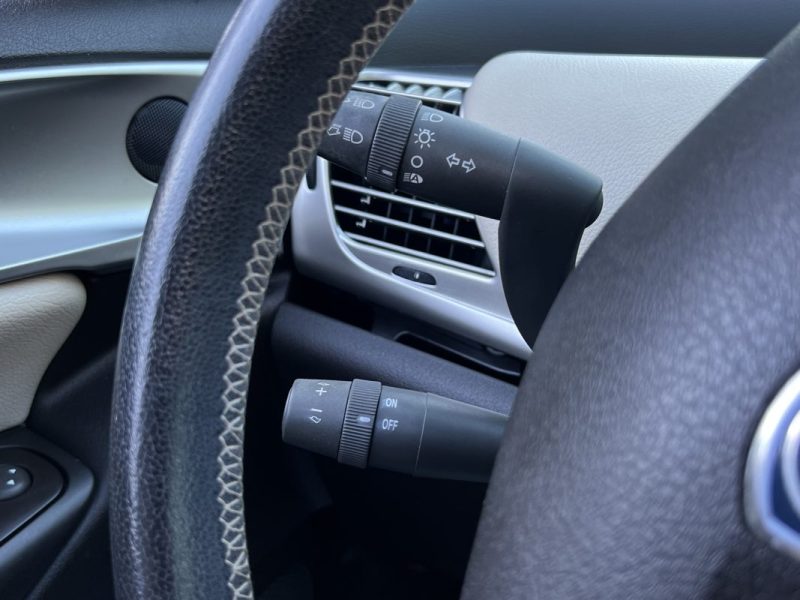 LANCIA YPSILON PHASE 2 1.4 i 95 PREMIERE MAIN / 19 200 Kms TOIT OUVRANT PANORAMIQUE - GARANTIE 1 AN