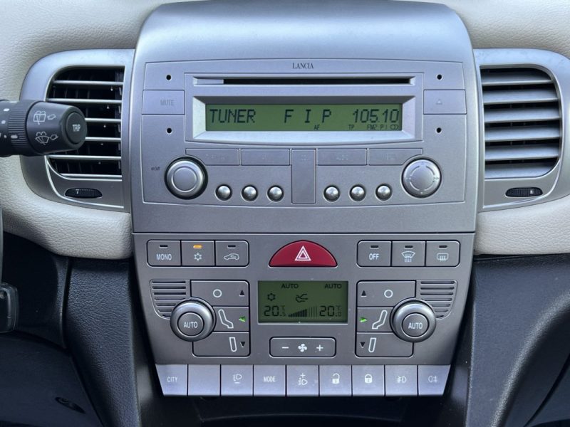 LANCIA YPSILON PHASE 2 1.4 i 95 PREMIERE MAIN / 19 200 Kms TOIT OUVRANT PANORAMIQUE - GARANTIE 1 AN