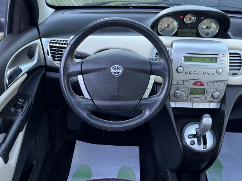 LANCIA YPSILON PHASE 2 1.4 i 95 PREMIERE MAIN / 19 200 Kms TOIT OUVRANT PANORAMIQUE - GARANTIE 1 AN