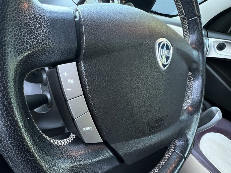 LANCIA YPSILON PHASE 2 1.4 i 95 PREMIERE MAIN / 19 200 Kms TOIT OUVRANT PANORAMIQUE - GARANTIE 1 AN