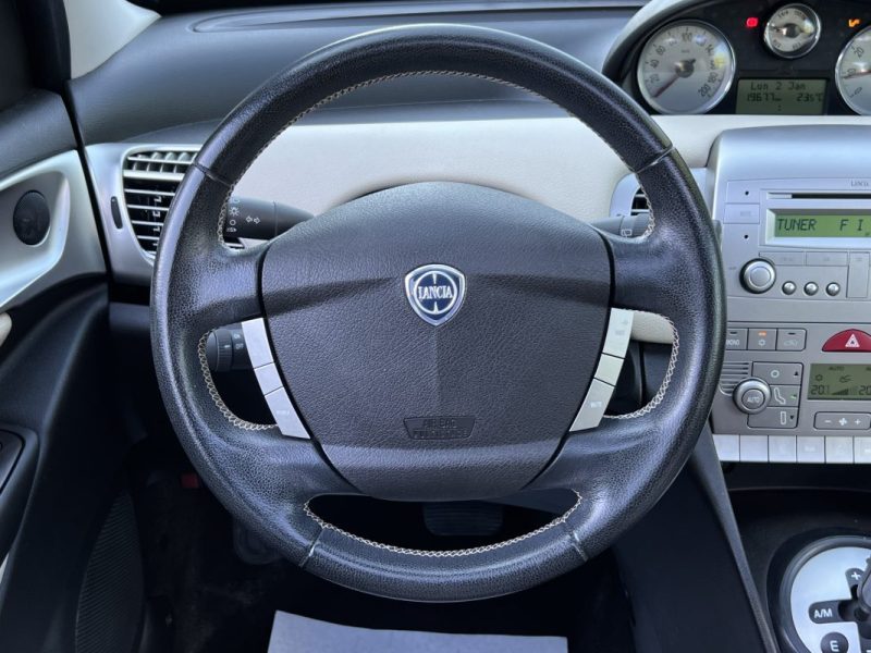 LANCIA YPSILON PHASE 2 1.4 i 95 PREMIERE MAIN / 19 200 Kms TOIT OUVRANT PANORAMIQUE - GARANTIE 1 AN