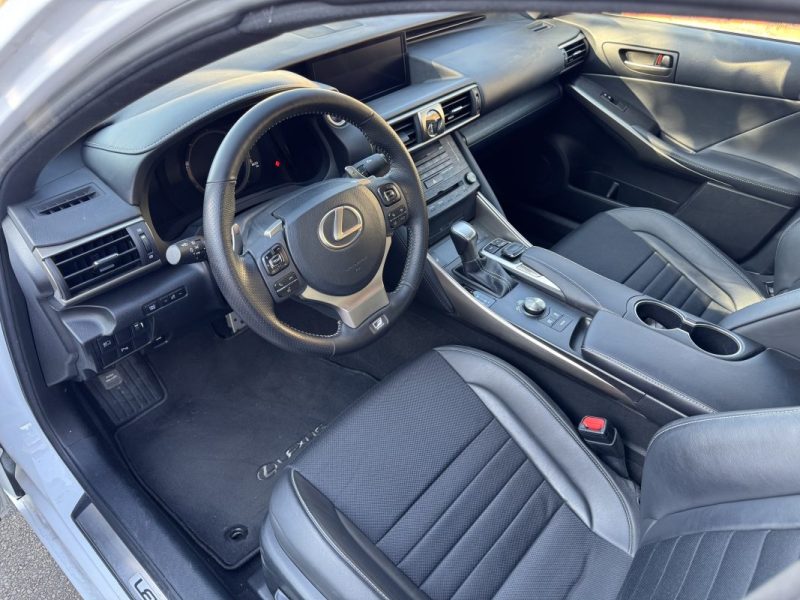 LEXUS IS300H 2019