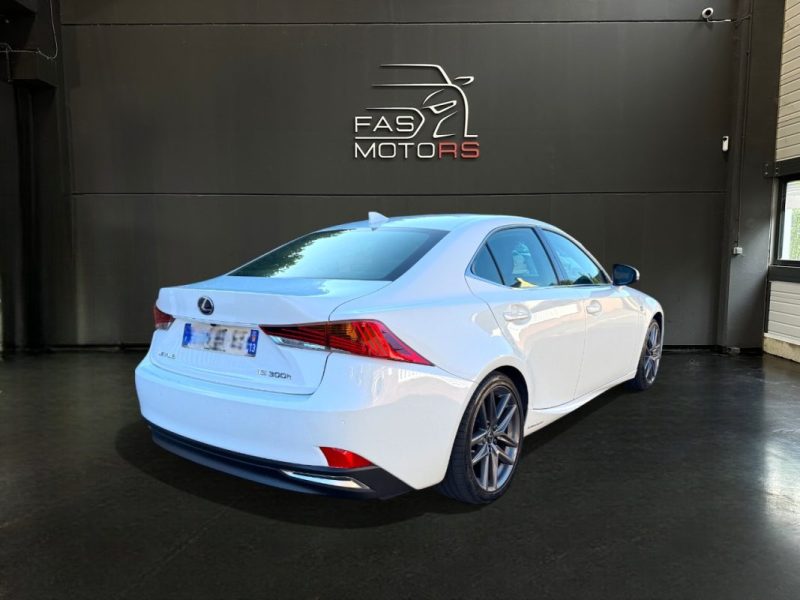LEXUS IS300H 2019