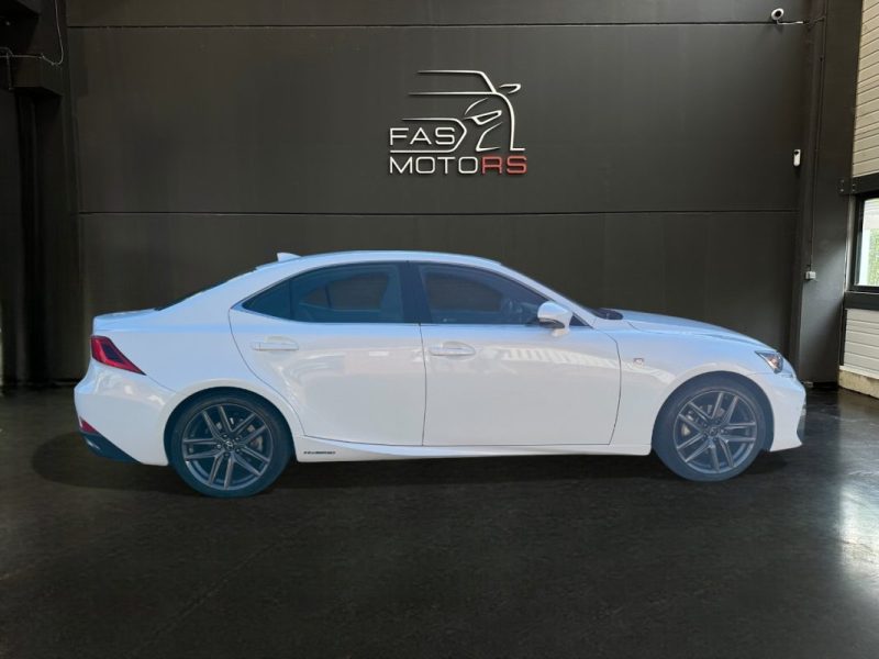 LEXUS IS300H 2019