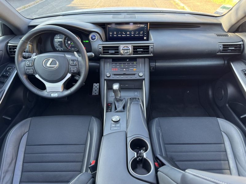 LEXUS IS300H 2019