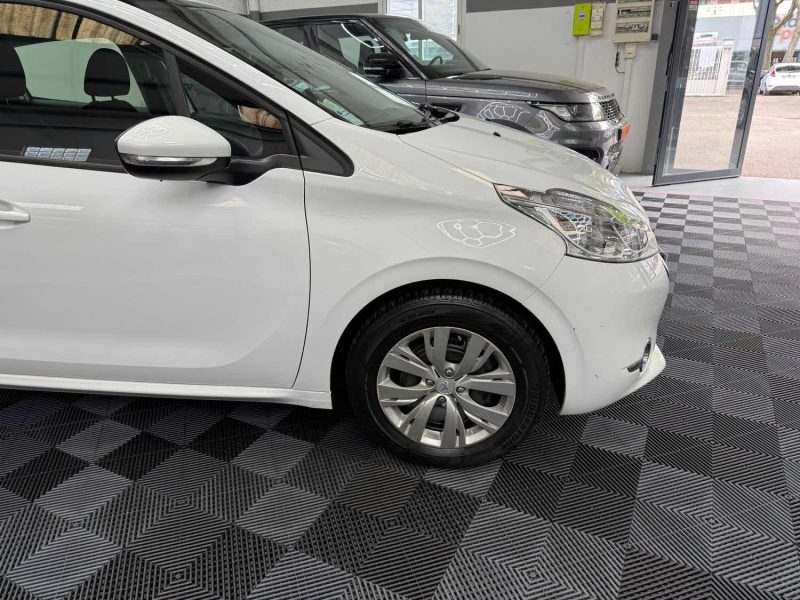 PEUGEOT 208 2015