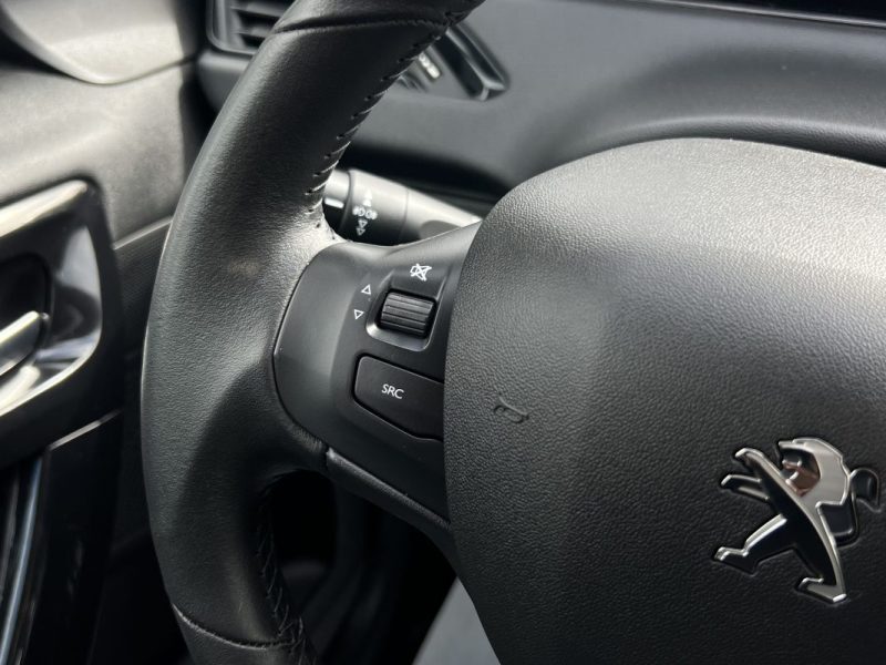 PEUGEOT 208 PHASE 2 II 1.2 82 Cv ECRAN TACTILE / 5 PORTES 49 100 Kms CRIT AIR 1 - GARANTIE 1 AN