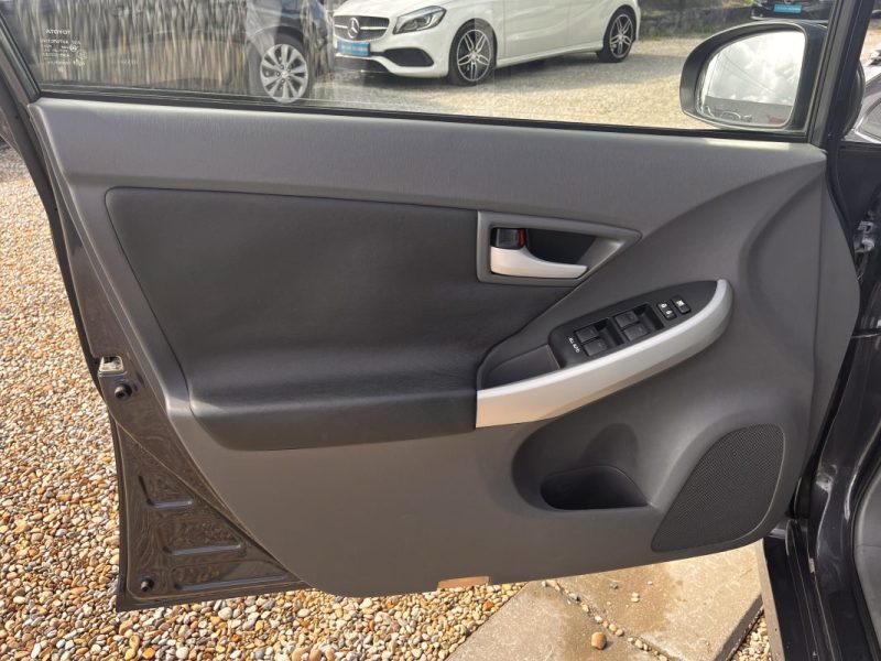 TOYOTA PRIUS 136h Dynamic 17 pouces Cuir 07/2011