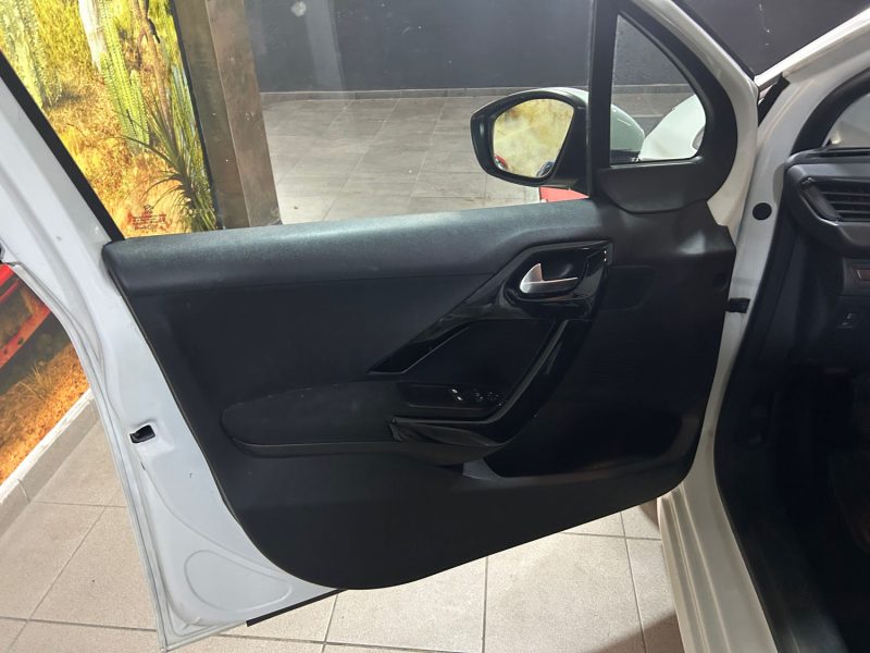 PEUGEOT 208 1.5HDi 100ch 2 PLACES TVA RÉCUPÉRABLE