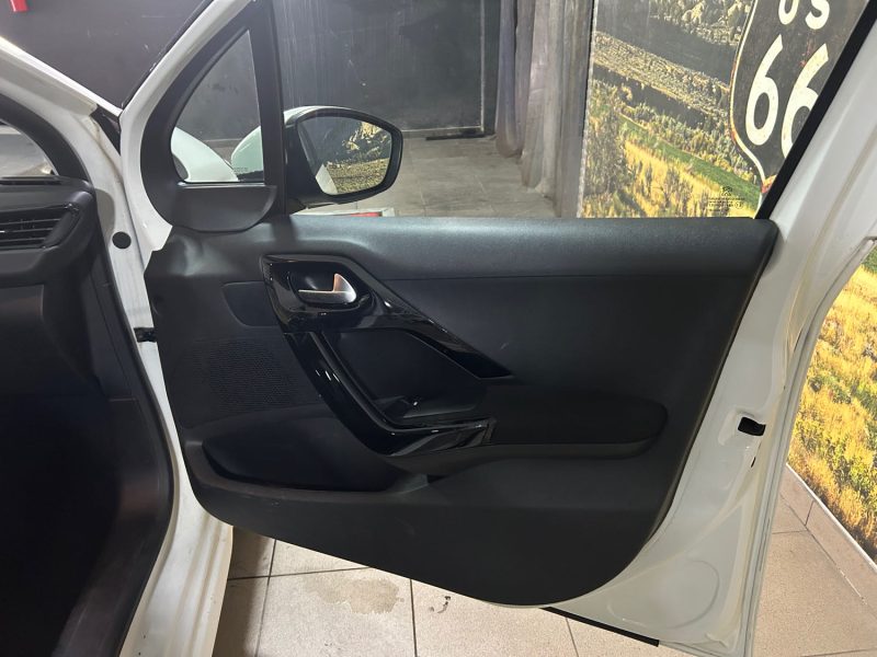 PEUGEOT 208 1.5HDi 100ch 2 PLACES TVA RÉCUPÉRABLE