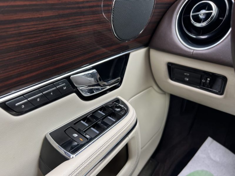 JAGUAR XJ 351 II LUXE 3.0 V6 275 Cv INTERIEUR CUIR / TOIT OUVRANT GPS TACTILE CAMERA - GARANTIE 1 AN