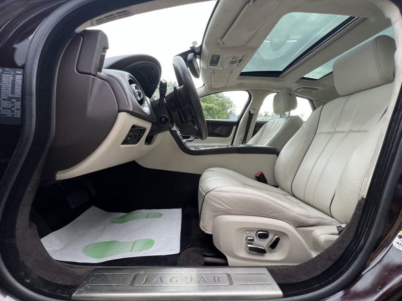 JAGUAR XJ 351 II LUXE 3.0 V6 275 Cv INTERIEUR CUIR / TOIT OUVRANT GPS TACTILE CAMERA - GARANTIE 1 AN
