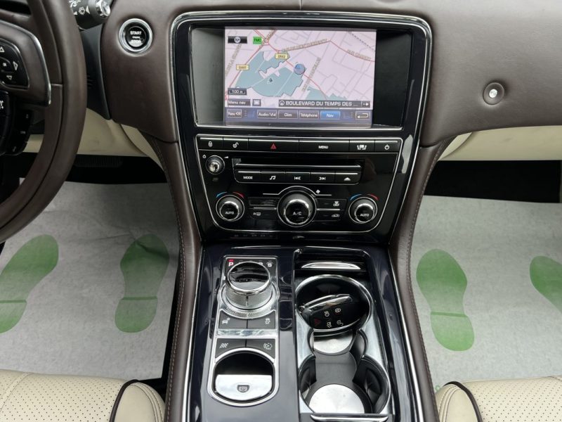 JAGUAR XJ 351 II LUXE 3.0 V6 275 Cv INTERIEUR CUIR / TOIT OUVRANT GPS TACTILE CAMERA - GARANTIE 1 AN