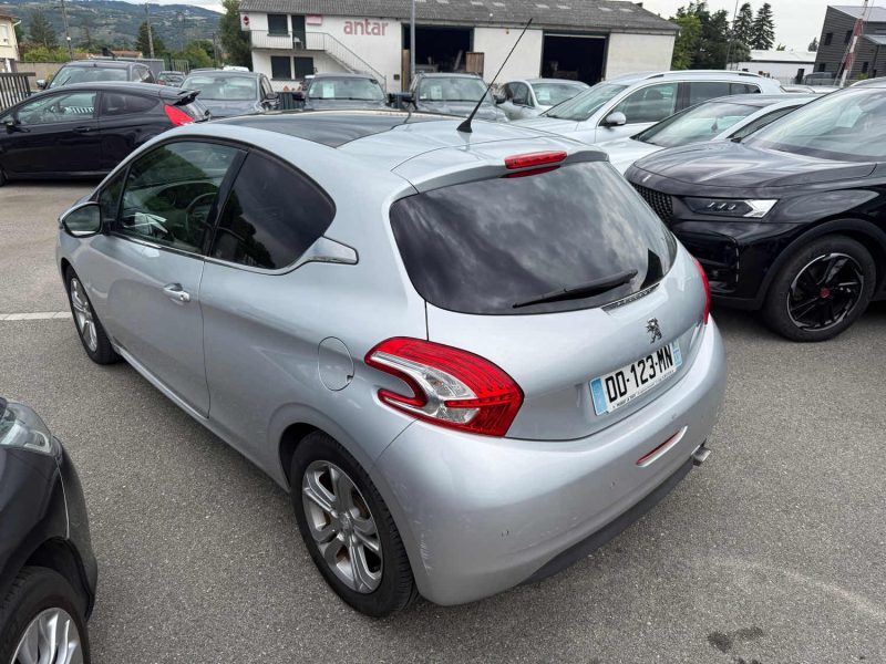 PEUGEOT 208 2014
