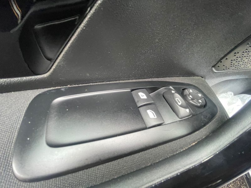 PEUGEOT 208 1.2 VTI 82CV 1ER MAIN CRIT'AIR 1 2014