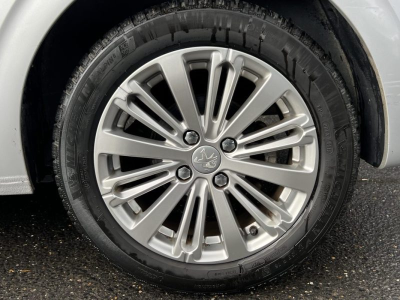 PEUGEOT 208 PHASE 2 ALLURE 1.2 82 Cv APPLE CARPLAY & ANDROID 38 600 Kms CRIT AIR 1 - GARANTIE 1 AN