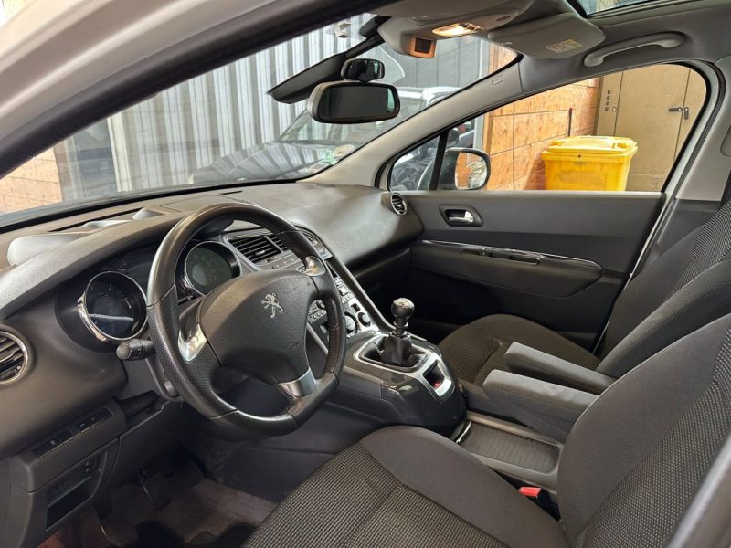 PEUGEOT 5008 2015