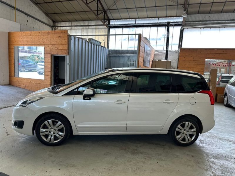PEUGEOT 5008 2015