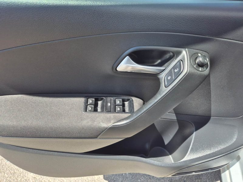 VOLKSWAGEN POLO 2016