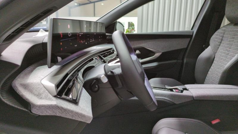 Peugeot 3008 nouveau Hybrid 145 e-dcs6 allure + navi + pack 360 vision & drive assist