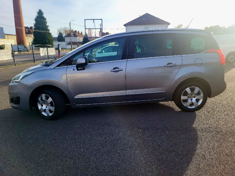 PEUGEOT 5008 2016