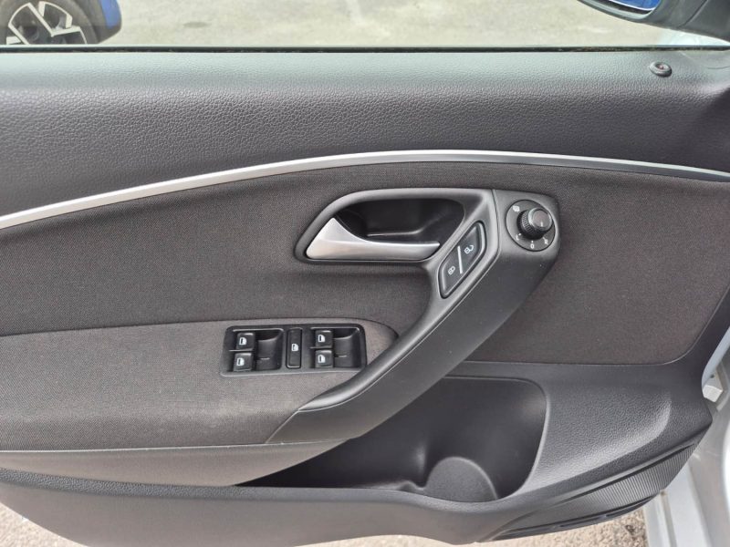 VOLKSWAGEN POLO 2016