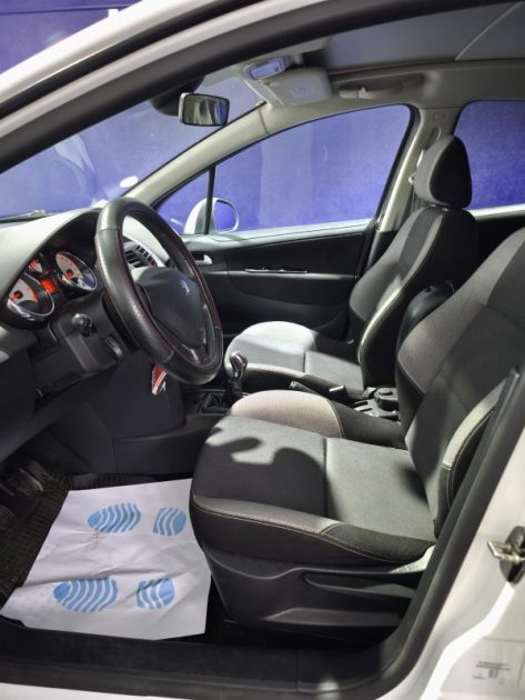 PEUGEOT 207 1,4 VTI 70 CV , 135900 KMS , TOIT PANO , GPS