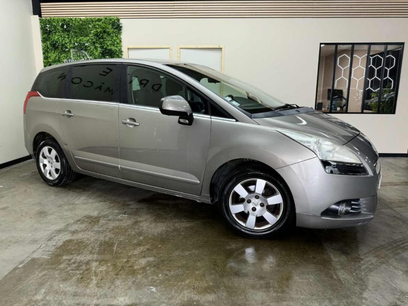 PEUGEOT 5008 2013