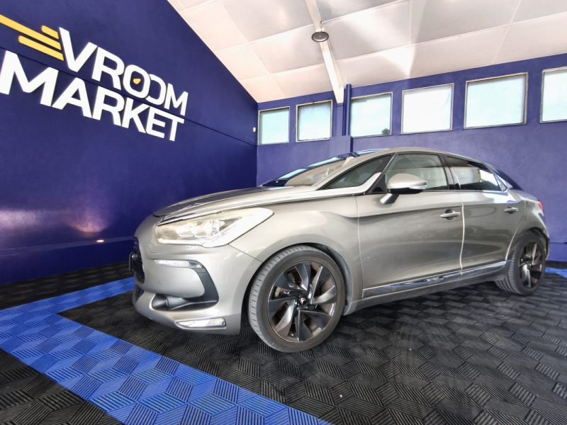 CITROEN DS5 2.0 HDI 163 Cv - SPORT CHIC - RADAR AVANT ET ARRIÈRE - GPS - INTÉRIEUR CUIR - XÉNON 