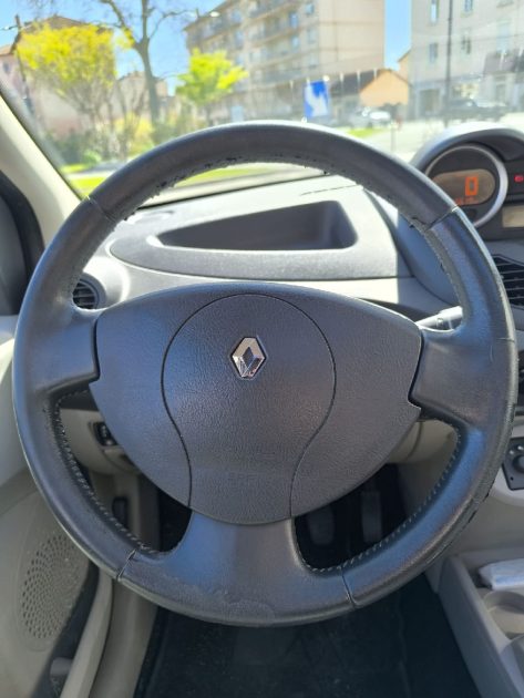 RENAULT TWINGO II 1.2i 75CV