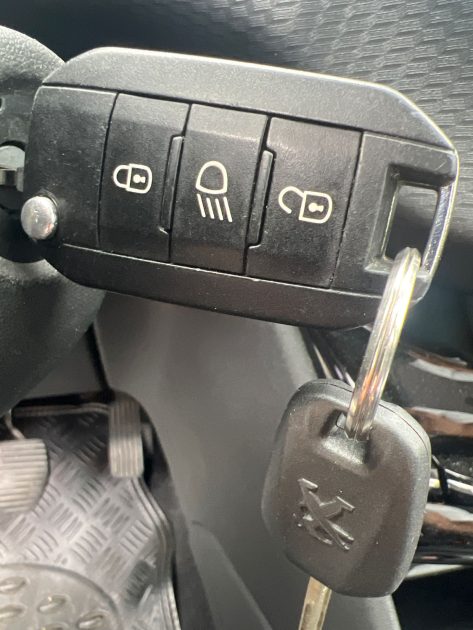 PEUGEOT 208 2016  1.6 BlueHDi 100ch Allure