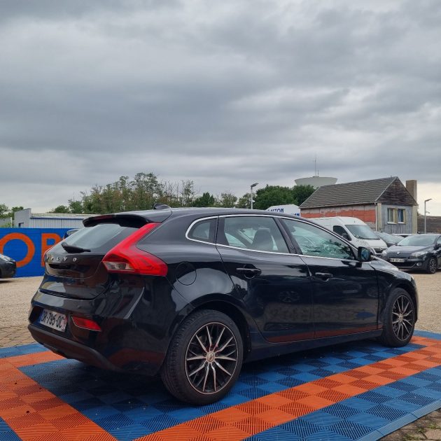 VOLVO V40 2015