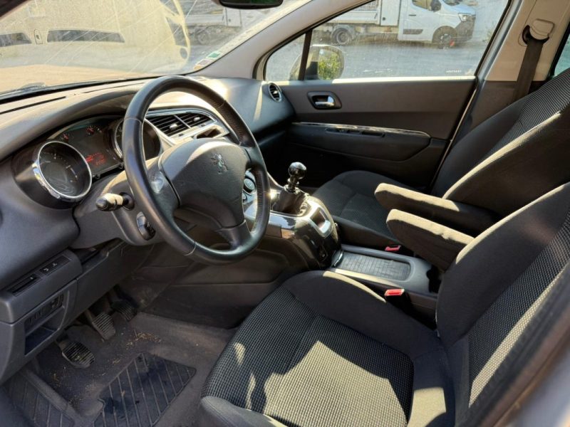 PEUGEOT 5008 2012