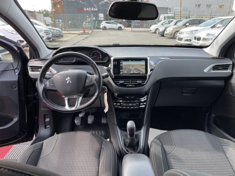 PEUGEOT 208 2015
