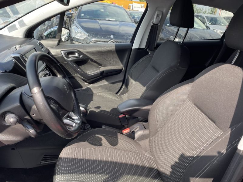 PEUGEOT 208 2015
