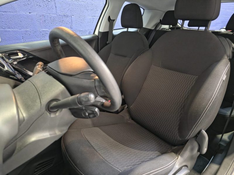 PEUGEOT 208 1.2 PureTech 82ch Active / CARPLAY