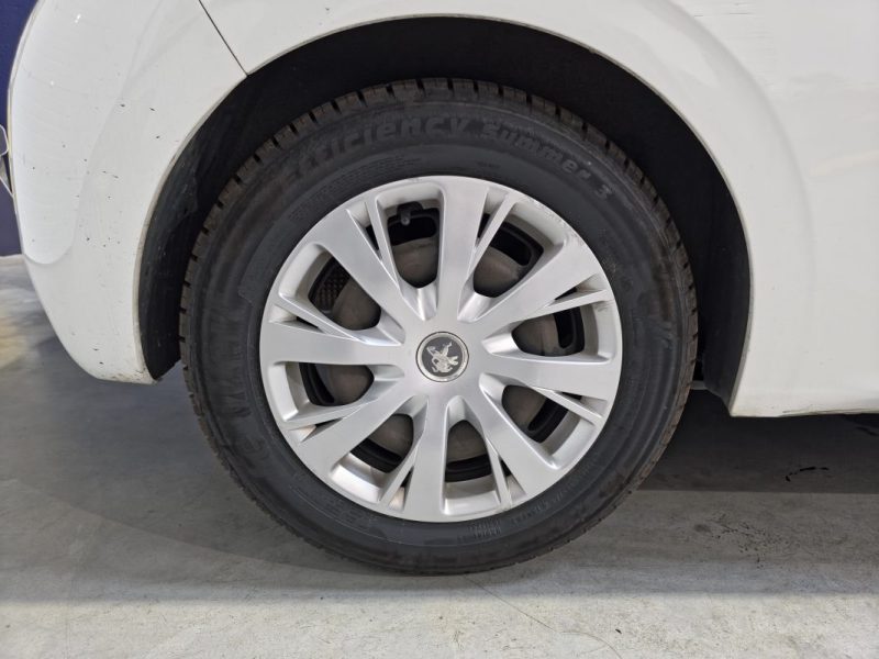 PEUGEOT 208 1.2 PureTech 82ch Active / CARPLAY