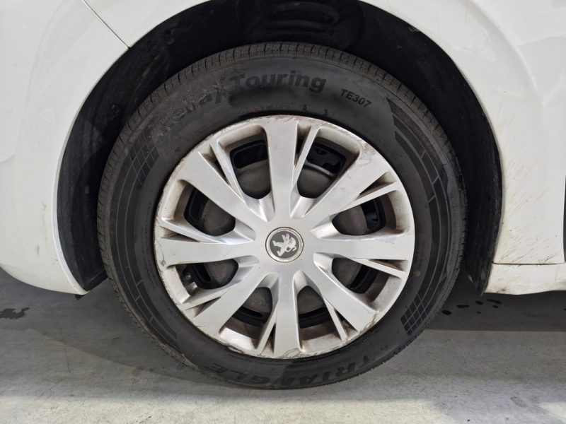 PEUGEOT 208 1.2 PureTech 82ch Active / CARPLAY