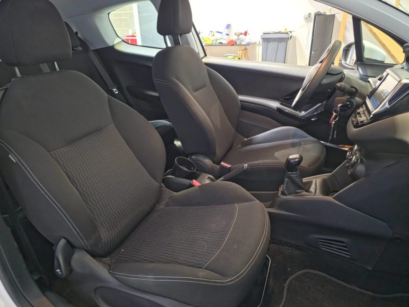 PEUGEOT 208 1.2 PureTech 82ch Active / CARPLAY