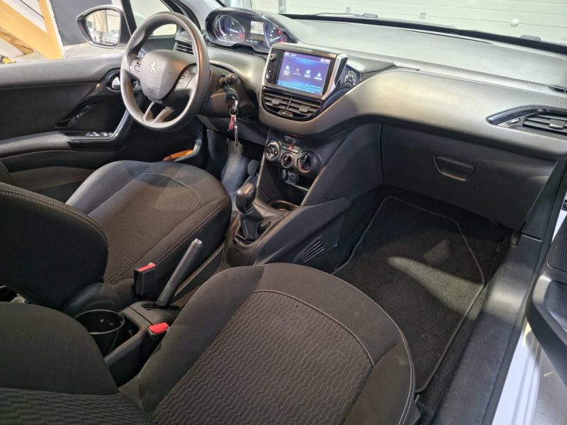 PEUGEOT 208 1.2 PureTech 82ch Active / CARPLAY