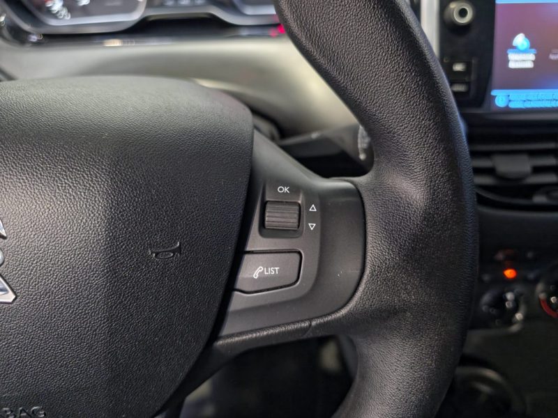 PEUGEOT 208 1.2 PureTech 82ch Active / CARPLAY