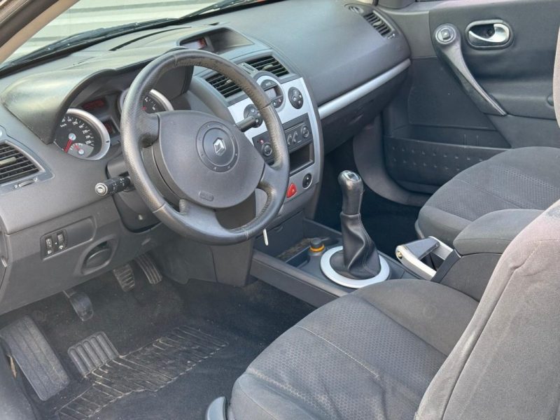 RENAULT MEGANE CC / ESSENCE / BOITE MANUELLE / 4 PLACES / REVISION ET DISTRIBUTION OK